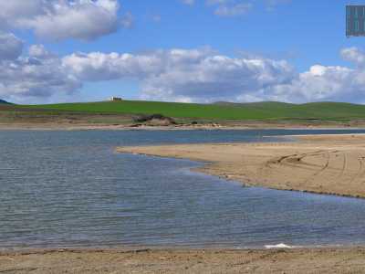 Non ci perdiamo d�animo e continuiamo la passeggiata in questo luogo, dove il limite fra l�azzurro del cielo e del lago � demarcato solo dal verde degli sterminati prati. Perfino le costruzioni dell�uomo, come la poche case coloniche sparse, sembrano divenire particolari ben inseriti in un pulsante affresco